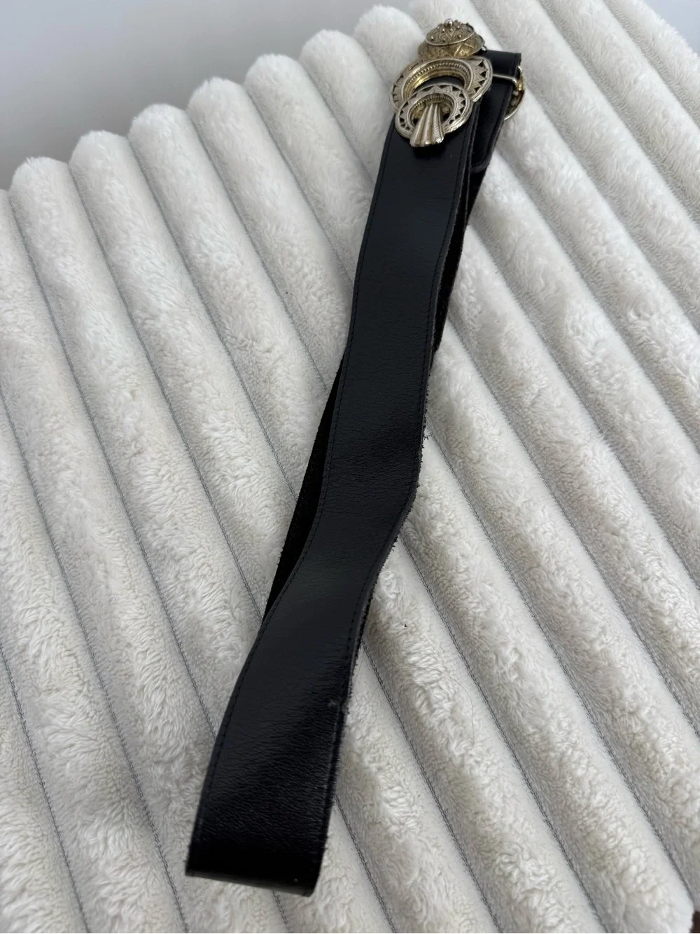Vintage latch/waist belt with ornate medallion size small